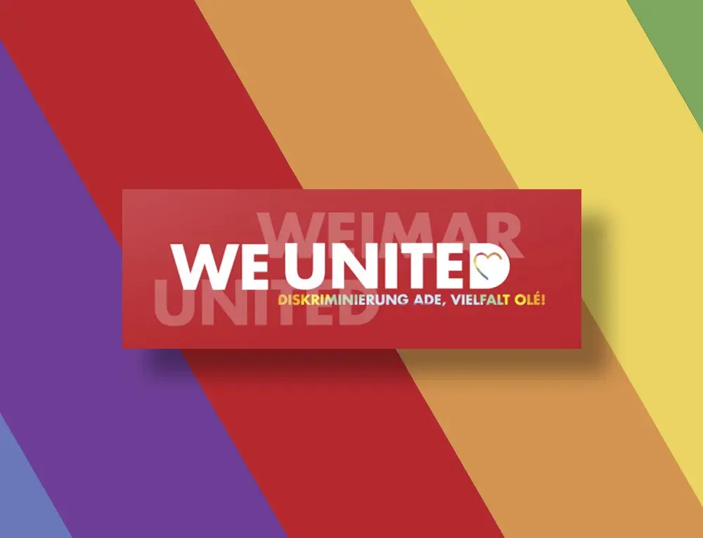 Logo WE UNITED auf divers-bunt gestreiftem Hintergrund 