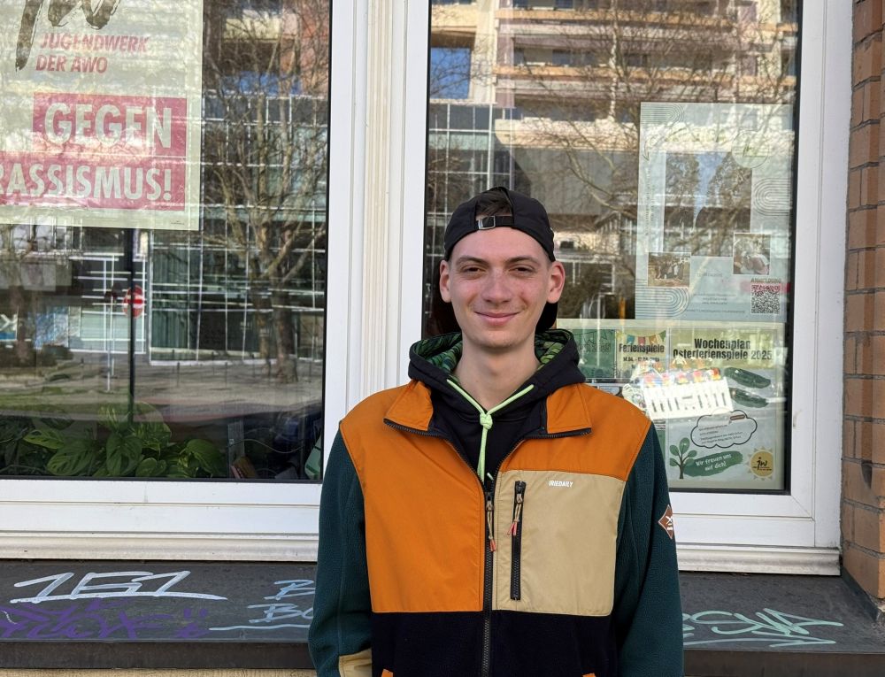 Der Ansprechpartner des Jugendwerk in Erfurt steht vor einem Fenster und schaut freundlich